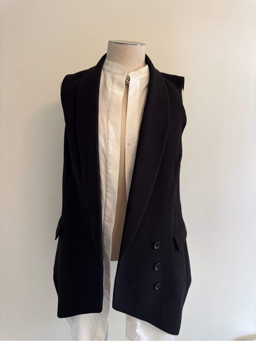BCBGMaxAzria Black and White Label Detail